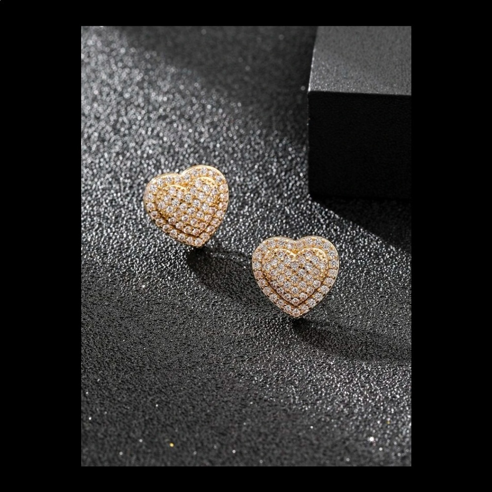 18k Gold Plated Heart Stud Earrings Brand new